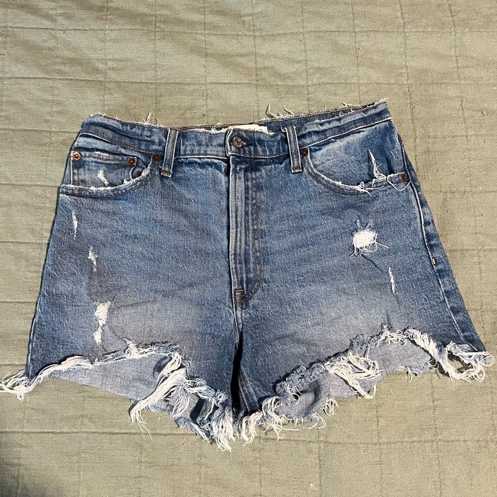Abercromie high rise 4 inch mom short
